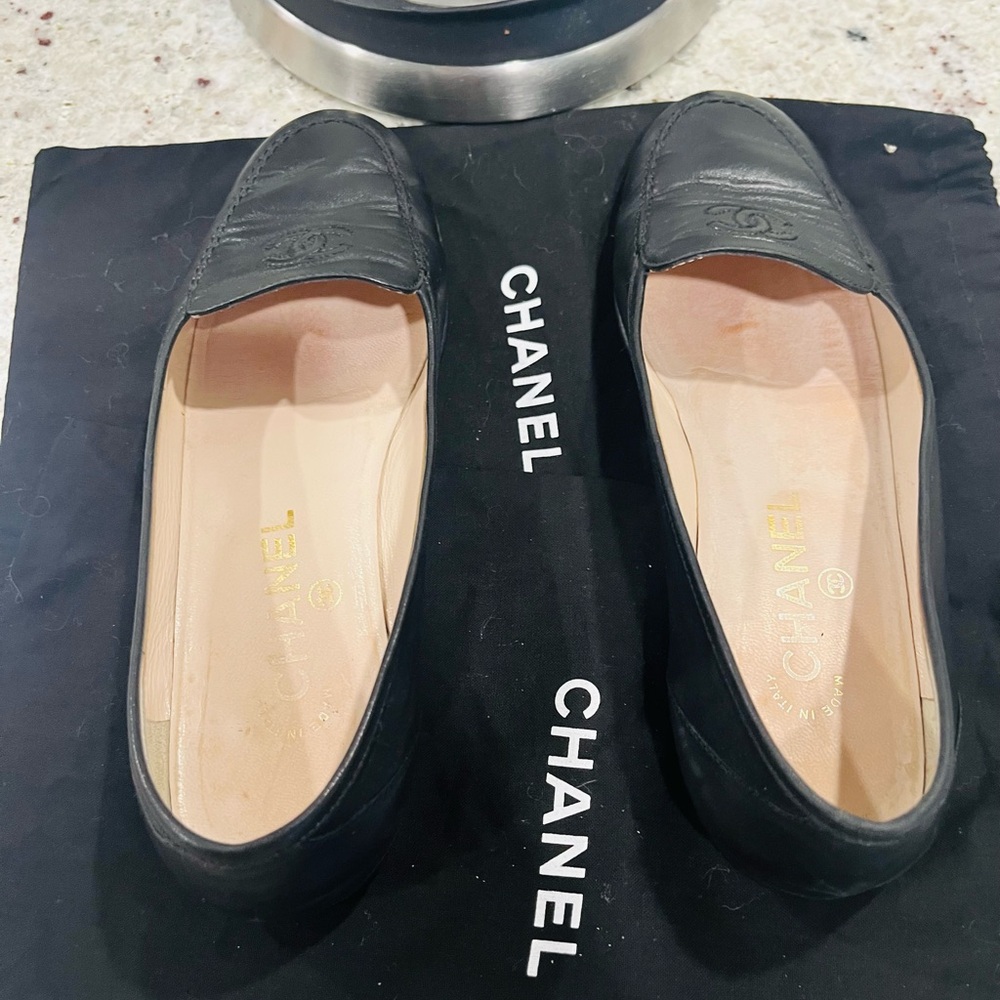 CHANEL Black Leather CC Logo Ballet Flats
